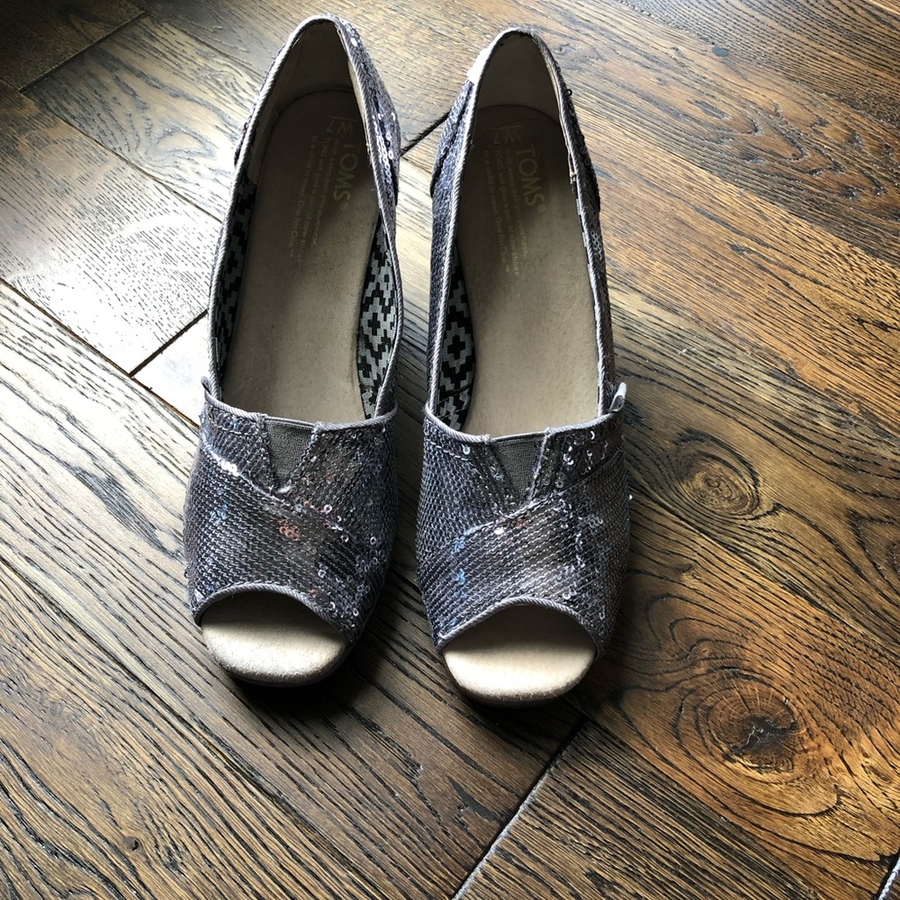 Toms wedge heels women’s size 7 gray sequined.